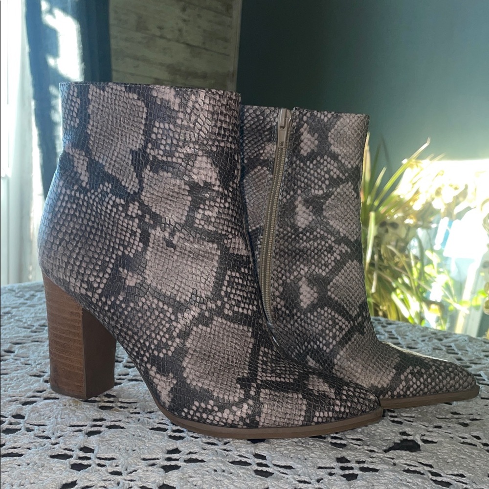 Carlos by Carlos Santana Gray Snakeskin Ankle Booties